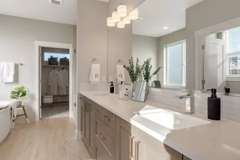 Bath - 60931 SE Ambassador Dr, Bend, OR 97702 photo 2 of 2