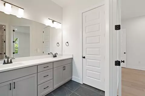 Bath - 122 Alvin Dr, Buda, TX 78610 photo 2 of 6