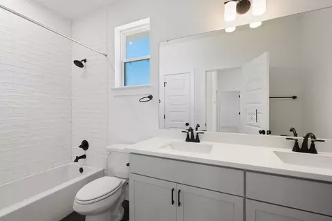 Bath - 122 Alvin Dr, Buda, TX 78610 photo 3 of 6