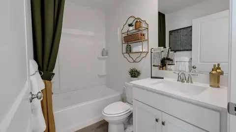 Bath - 409 Moore Rd, Wallingford, PA 19086 photo 2 of 3