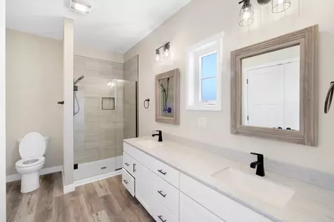 Bath - 7 Willow Way, Ottawa, IL 61350 photo 1 of 4
