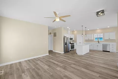 Living - 7 Willow Way, Ottawa, IL 61350 photo 4 of 6