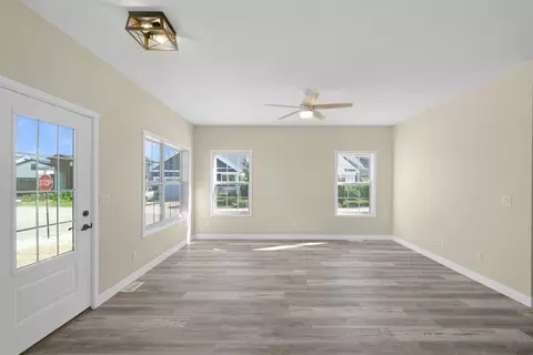 Living - 7 Willow Way, Ottawa, IL 61350 photo 3 of 6