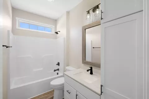 Bath - 7 Willow Way, Ottawa, IL 61350 photo 2 of 4