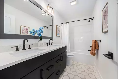 Bath - 10883 Verdant Dr, Allendale, MI 49401 photo 3 of 3