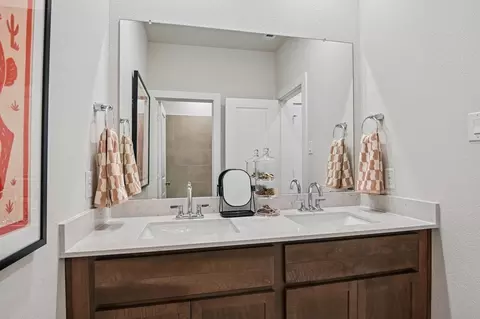 Bath - 715 Carson Dr, Forney, TX 75126 photo 8 of 11