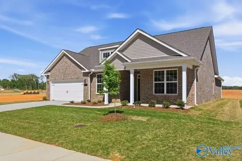 902 Ronnie Dr SE, Hartselle, AL 35640