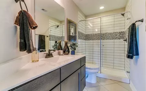Bath - 959 Cherrystone Loop, Buda, TX 78610 photo 4 of 17