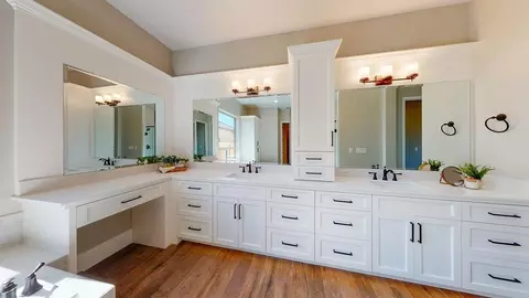 Bath - 1667 N Twinberry Ave, Clovis, CA 93619 photo 3 of 4