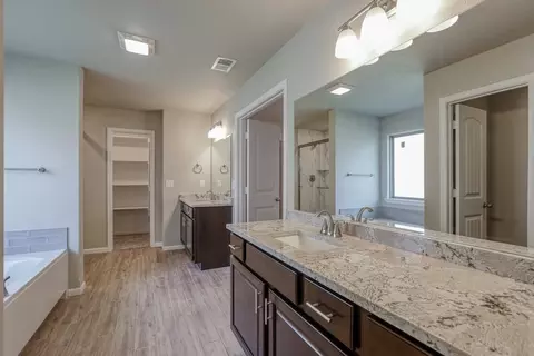 Bath - 19500 Ridgeview Rd, Spring Hill, KS 66083 photo 4 of 4