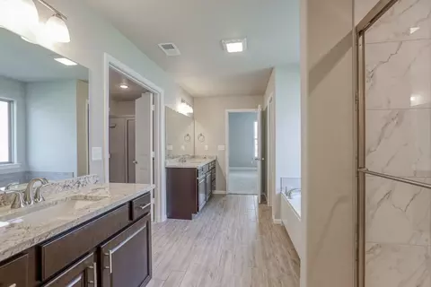 Bath - 19500 Ridgeview Rd, Spring Hill, KS 66083 photo 2 of 4