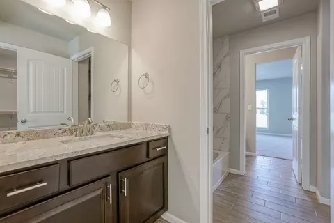 Entry Way - 19500 Ridgeview Rd, Spring Hill, KS 66083 photo 3 of 4