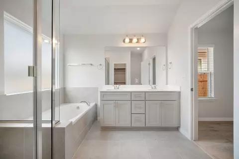 Bath - 6570 Marsh Ln, Buda, TX 78610 photo 2 of 3
