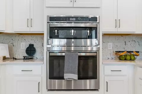 Kitchen - 5292 Goldfinch Dr, Saint Cloud, FL 34771 photo 6 of 10
