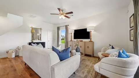 Living - 705 Spruce Cir, Calera, AL 35040 photo 1 of 2