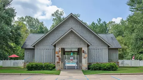Exterior - 705 Spruce Cir, Calera, AL 35040 photo 5 of 7