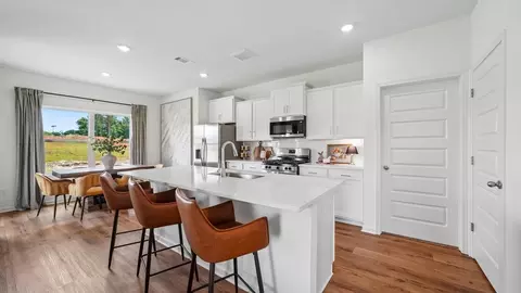 Kitchen - 705 Spruce Cir, Calera, AL 35040 photo 3 of 4