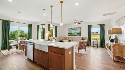 Kitchen - 705 Spruce Cir, Calera, AL 35040 photo 4 of 6