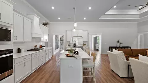 Kitchen - 318 Cornerstone Xing, Brandon, MS 39042 photo 2 of 3