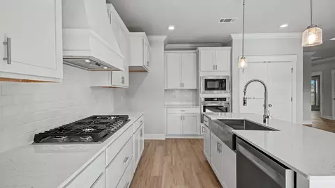 Kitchen - 318 Cornerstone Xing, Brandon, MS 39042 photo 3 of 4