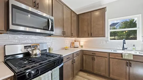 Kitchen - 7258 Scituate Ln, Ooltewah, TN 37363 photo 6 of 12