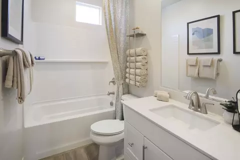 Bath - 9571 Hannah Way, Riverside, CA 92503 photo 2 of 6