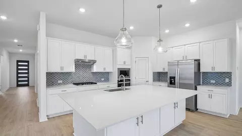Kitchen - 548 Prairie Wind Dr, Leander, TX 78641 photo 7 of 8