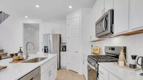 Kitchen - 548 Prairie Wind Dr, Leander, TX 78641 photo 3 of 8
