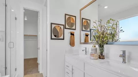 Bath - 548 Prairie Wind Dr, Leander, TX 78641 photo 6 of 8