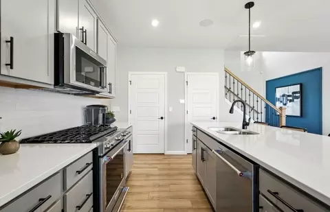 Kitchen - 5852 Hawkweed Dr, Naperville, IL 60564 photo 4 of 7