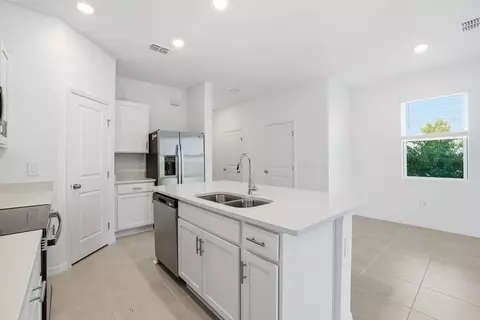 Kitchen - 13224 Stable Pl, Parrish, FL 34219 photo 2 of 7