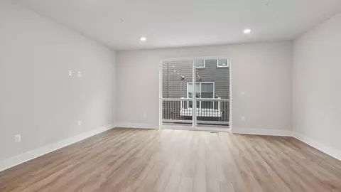 Living - 2721 Ferry Bar Dr, Baltimore, MD 21230 photo 3 of 17