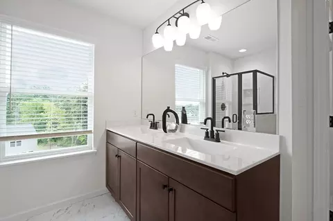 Bath - 986 Grandview Ln, Pacific, MO 63069 photo 5 of 18