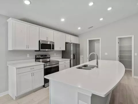Kitchen - 564 SW 77th Cir, Ocala, FL 34474 photo 3 of 6