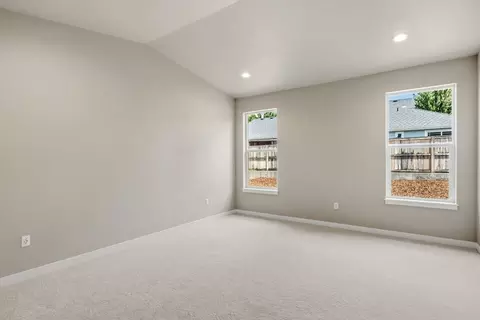 Bedroom - 1147 Pumpkin Rdg, Eagle Point, OR 97524 photo 1 of 2