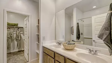 Bath - 18643 W Hiddenview, Goodyear, AZ 85338 photo 1 of 4
