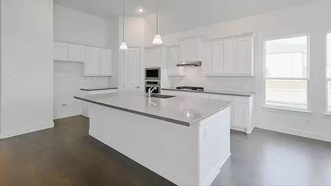 Kitchen - 305 Box Elder Ct, Waller, TX 77484 photo 2 of 5