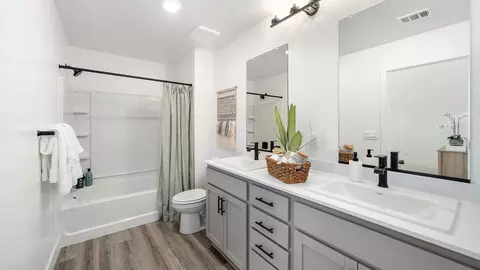 Bath - 2410 W Dale Ave, Visalia, CA 93291 photo 1 of 1