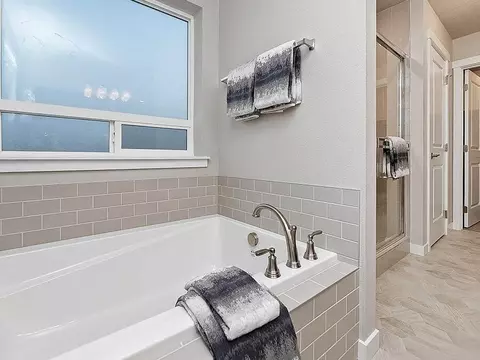 Bath - 1919 Cashel St, Middleton, ID 83644 photo 3 of 12