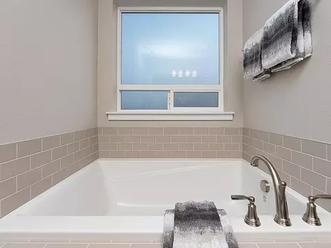 Bath - 1919 Cashel St, Middleton, ID 83644 photo 4 of 12