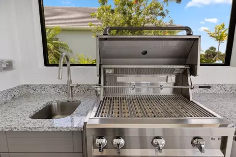Kitchen - 18332 Foxtail Lp, Venice, FL 34293 photo 4 of 4