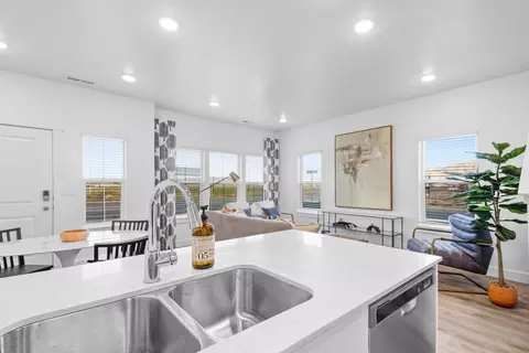 Kitchen - 1367 S Calpac Ave, Spanish Fork, UT 84660 photo 7 of 10