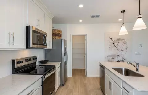 Kitchen - 9908 Johnson Oaks Gln, Parrish, FL 34219 photo 3 of 4