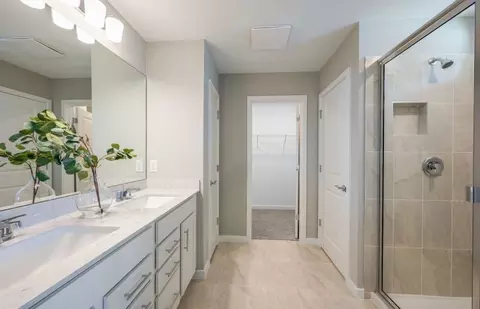 Bath - 9908 Johnson Oaks Gln, Parrish, FL 34219 photo 2 of 3