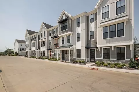 Exterior - 8905 Eager Rd, Saint Louis, MO 63144 photo 6 of 12