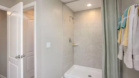 Bath - 569 Broadoak Dr, Dundee, FL 33838 photo 5 of 6