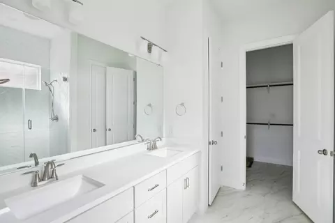 Bath - 122 Alvin Dr, Buda, TX 78610 photo 4 of 6
