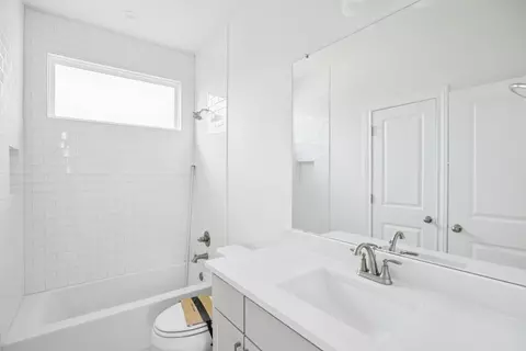 Bath - 122 Alvin Dr, Buda, TX 78610 photo 2 of 6