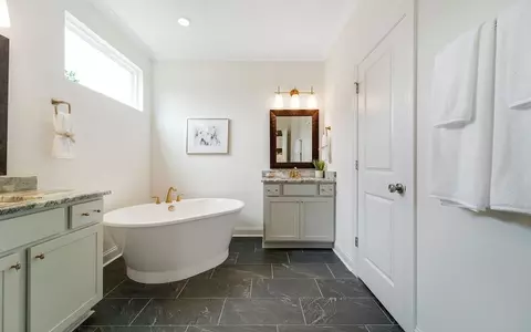 Bath - 7904 Pine St, Fairview, TN 37062 photo 9 of 14