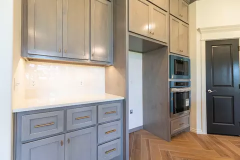 Kitchen - 932 Hydrangea Way, Edmond, OK 73034 photo 6 of 18